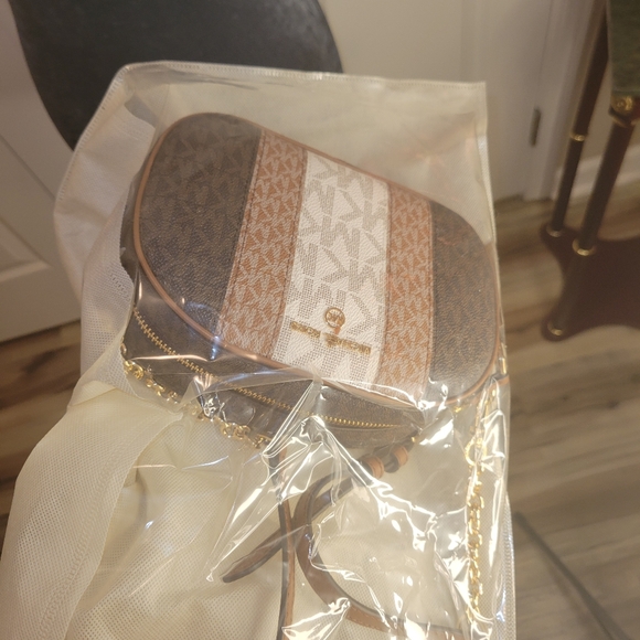 NWT Michael Kors Monogram Carmera Crossbody Bag - Picture 12 of 12
